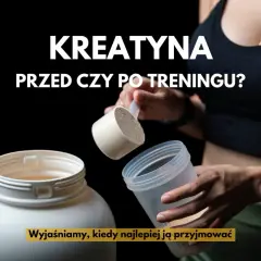 Dłoń wsypuje kreatynę do shakera obok dużego pojemnika z suplementem.
