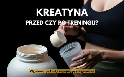 Dłoń wsypuje kreatynę do shakera obok dużego pojemnika z suplementem.