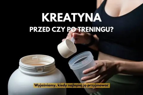 Dłoń wsypuje kreatynę do shakera obok dużego pojemnika z suplementem.