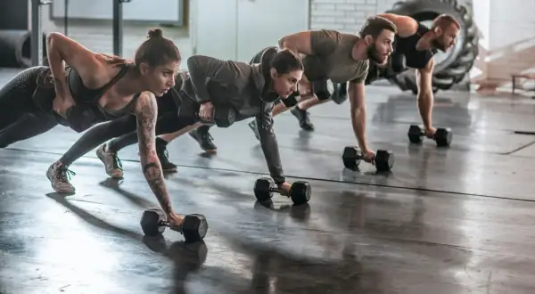 Jak wygląda trening CrossFit? Struktura, ćwiczenia i słownik pojęć