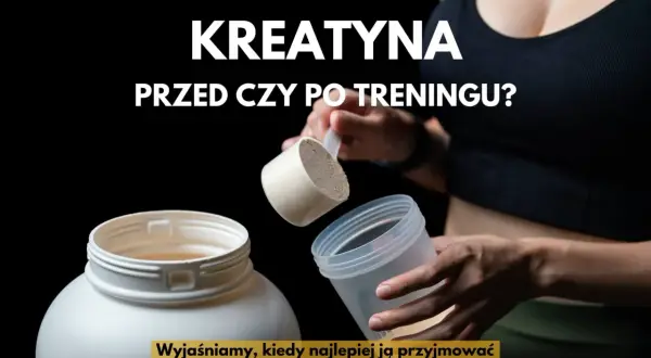 Dłoń wsypuje kreatynę do shakera obok dużego pojemnika z suplementem.