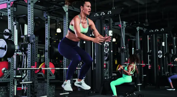 Crossfit + siłownia: Twój przepis na wszechstronną, atletyczną sylwetkę