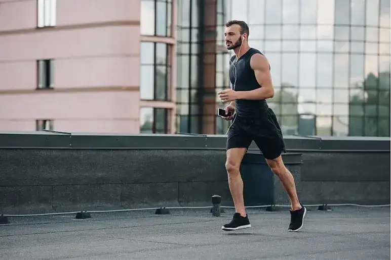 Bieganie a masa mięśniowa: Mit obalony? Zbuduj siłę i wytrzymałość!