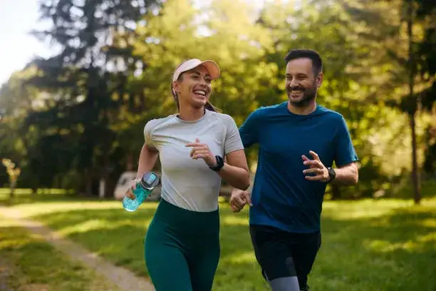 osoba biegnąca rekreacyjnie w parku, jogging