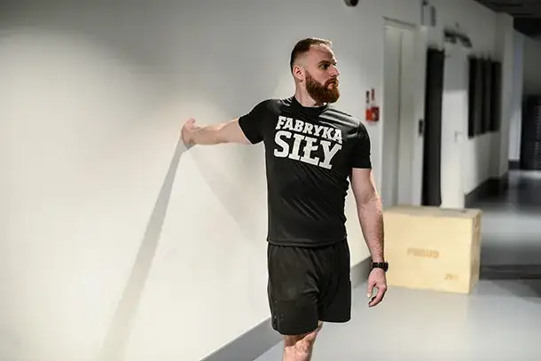 rozciąganie bicepsa po treningu