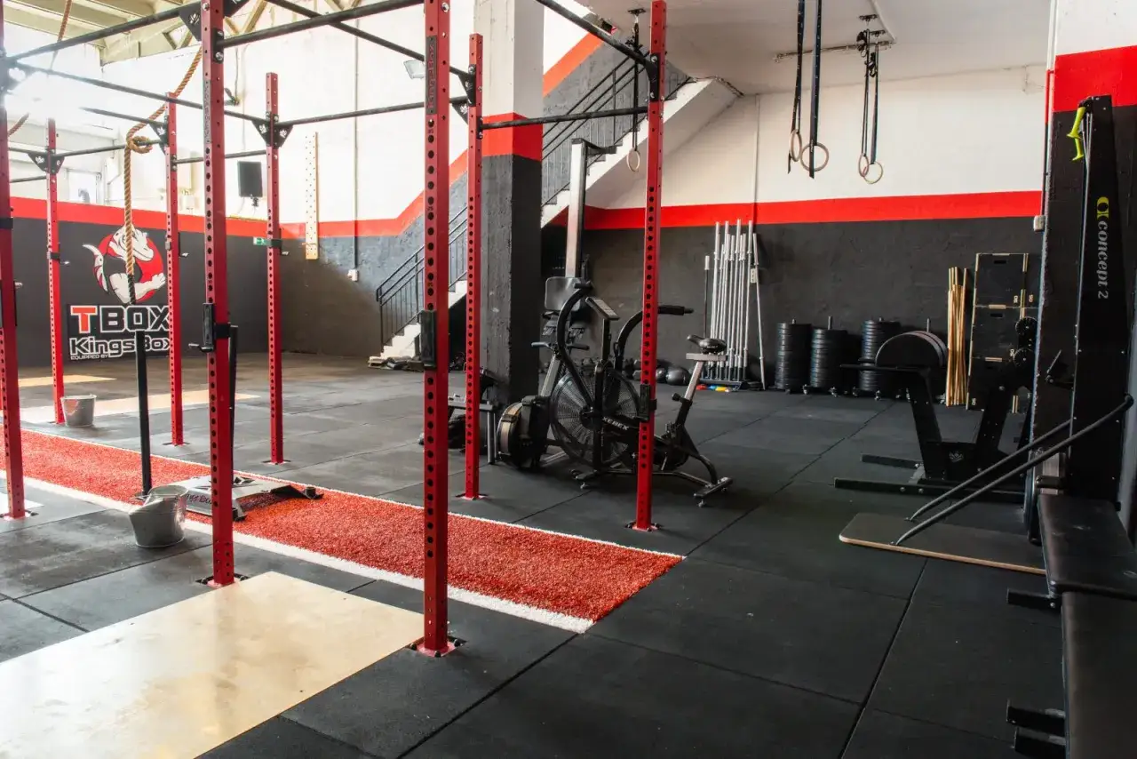 CrossFit box wnętrze trening sprzęt