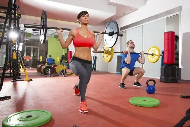 osoba zastanawiająca się nad planem treningowym crossfit