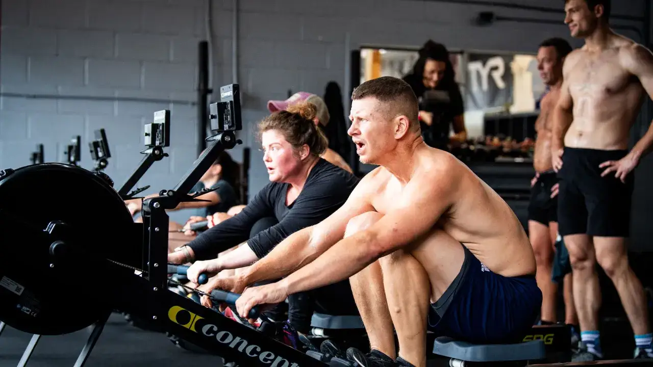 Intensywny trening na wioślarzach to esencja tego, czym jest crossfit: siła, wytrzymałość i determinacja.