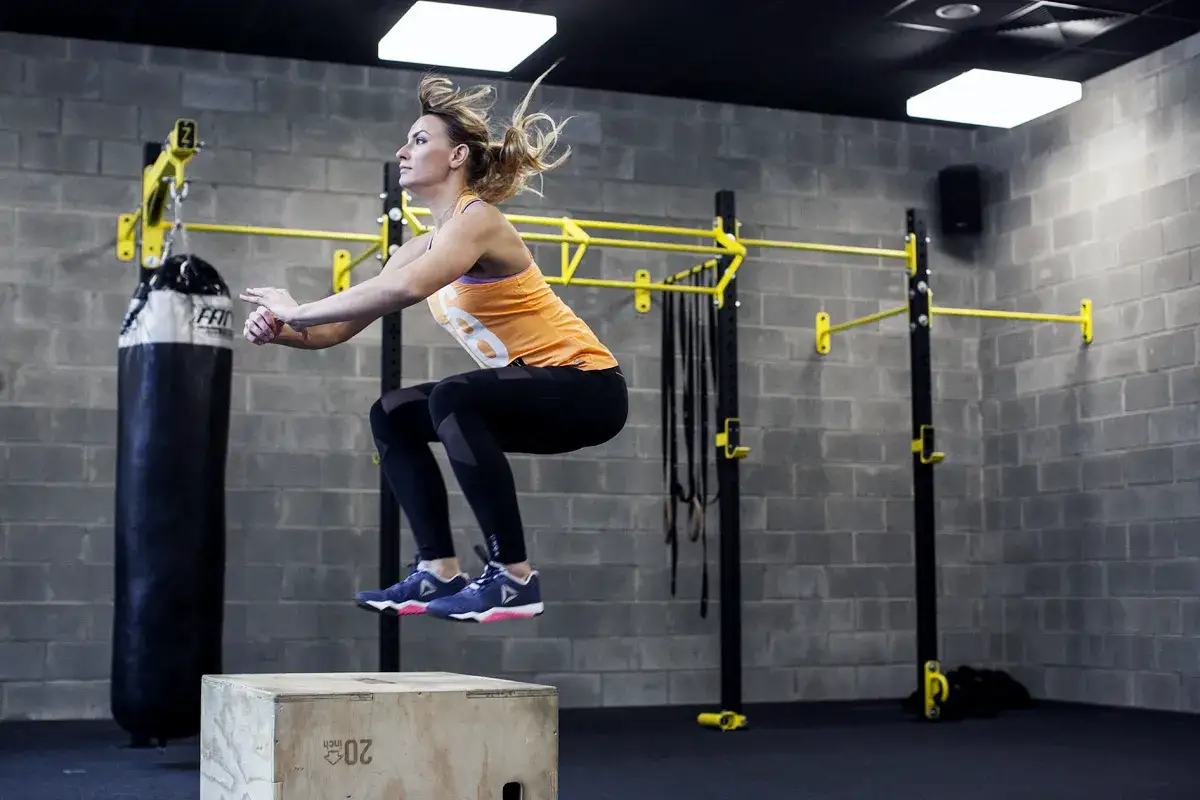 osoba ćwicząca crossfit w boxie