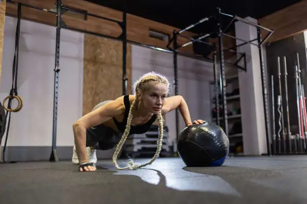 Jak ułożyć trening CrossFit? Twój plan na wszechstronną sprawność.