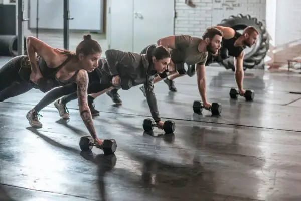 Jak wygląda trening CrossFit? Struktura, ćwiczenia i słownik pojęć